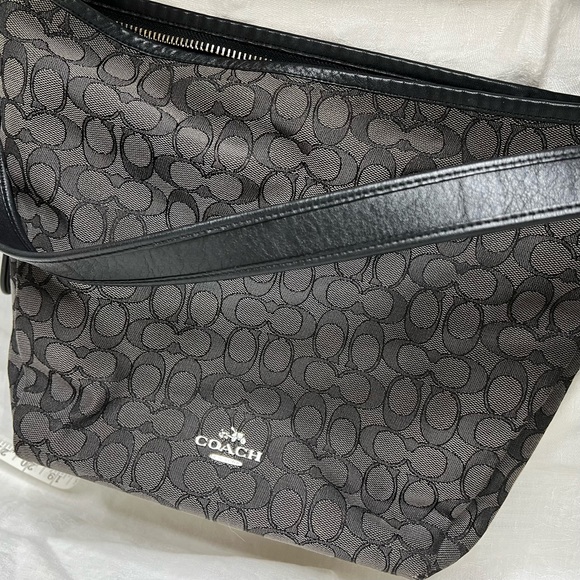 Coach 36314 Dufflette in
Signature Jacquard Leather
Black Smoke EUC - Picture 11 of 16